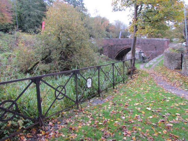 The low fence alongside the canal here is an unusual design of crossed wrought iron bars.